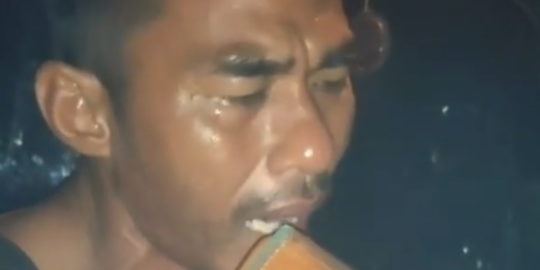 Disembunyikan Mantan Istri Selama 12 Tahun, Ayah Ini Menangis saat Menelepon Anaknya