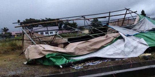 Sejumlah Tenda TPS di Sumsel Sempat Ambruk Dihantam Angin Kencang