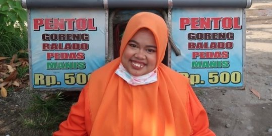 Pasang Baliho, Kekeyi Beri Dukungan untuk Penjual Pentol