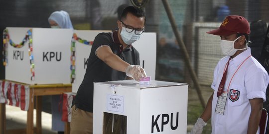 Unik, Petugas KPPS di Tangsel Memakai Seragam Sekolah