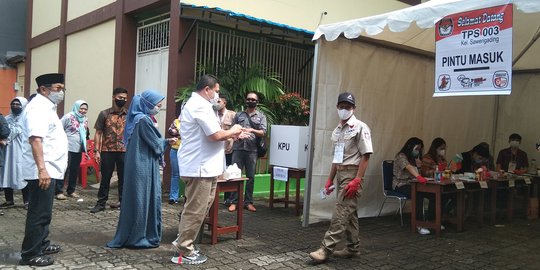 Calon Walkot Makassar Munafri Nyoblos Didampingi Aksa Mahmud, Adik Ipar Jusuf Kalla