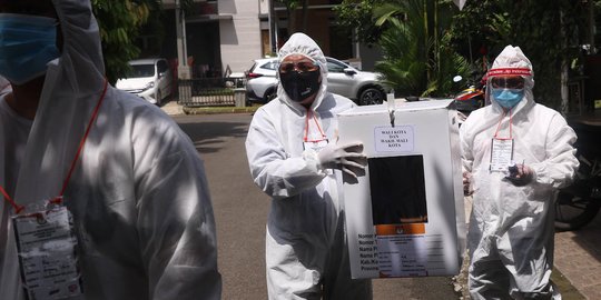 Bawa Kotak Suara, Petugas KPPS Berbaju Hazmat Datangi Warga yang Sakit