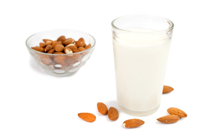 ilustrasi susu almond