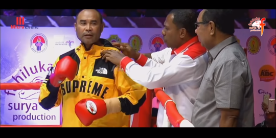 Momen Gubernur NTT Viktor Laiskodat Bertinju dengan Chris John di Atas Ring
