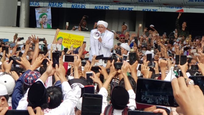 habib rizieq tiba di bandara soekarno hatta