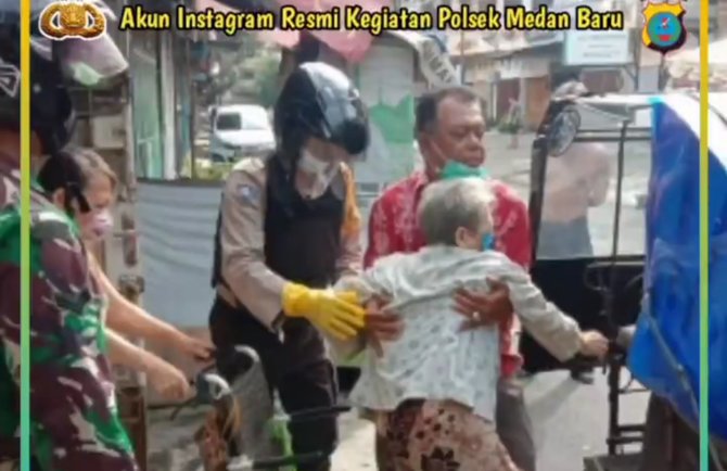 bantu lansia penderita stroke datang ke tps personel polsek medan baru tuai pujian