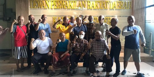 Anggota DPRD Jember Cukur Gundul Setelah Bupati Petahana Kalah di Pilkada