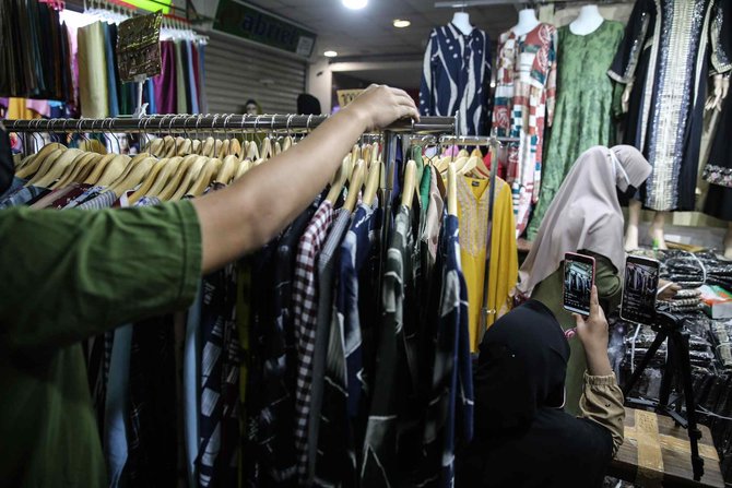 pedagang pasar tanah abang jual pakaian secara online