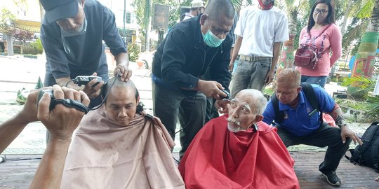 Petahana Kalah, Anggota DPRD Jember Lakukan Aksi Cukur Gundul karena Ini