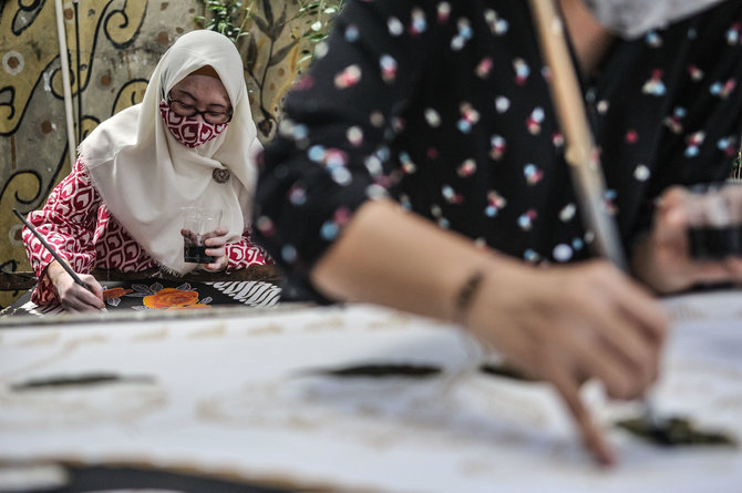 pembatik disabilitas di rumah batik palbatu