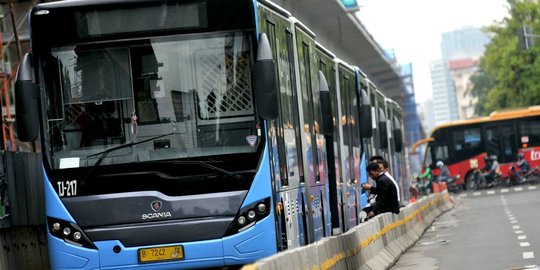 Kaca Bus Transjakarta Jurusan Ragunan-Monas Pecah Dilempar Batu
