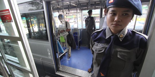 Pintu Otomatis Bus Transjakarta Pecah Usai Dilempar Batu di Sekitar Halte SMK 57