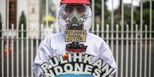 Aksi Aktivis Tolak Pembangunan PLTU Jawa 9 dan 10