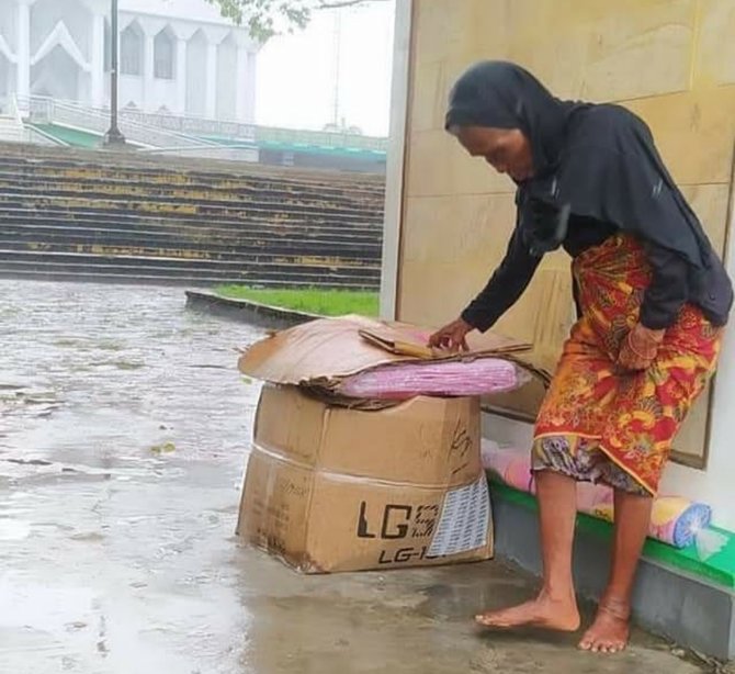 hidup sendiri dan tak punya rumah kisah nenek tinggal di depan masjid ini bikin pilu