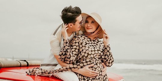 Bikin Baper! Potret Baby Moon Zaskia Sungkar & Irwansyah, Romantis di Pinggir Pantai