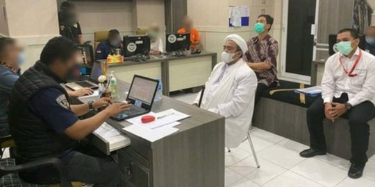 Foto Rizieq Syihab Saat Jalani Pemeriksaan Sebagai Tersangka Kasus Kerumunan