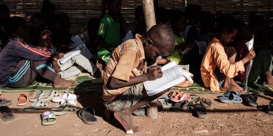 Nestapa Anak-Anak Korban Konflik Tigray Belajar di Tempat Seadanya