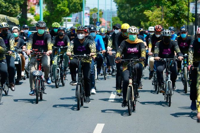 gubernur khofifah dan bupati anas gowes kampanye protokol kesehatan