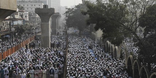 Lautan Muslim Bangladesh Iringi Pemakaman Tokoh Agama yang Terinfeksi Covid-19