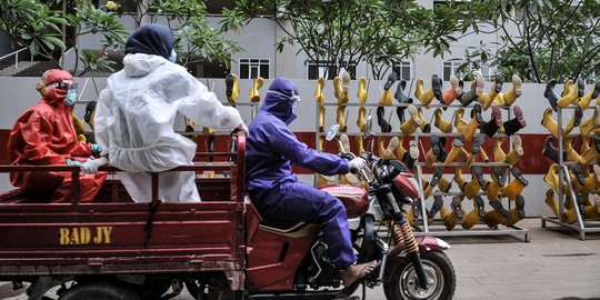 Kisah Tim Pencuci Sepatu Tenaga Medis Covid-19