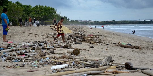 Tumpukan Sampah Cemari Pantai Kuta