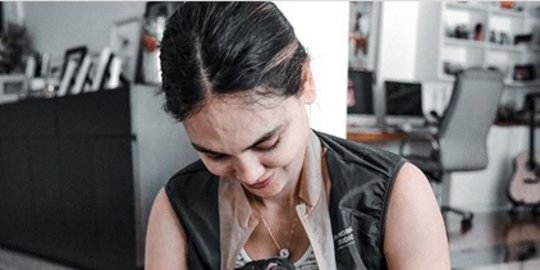 Intip Luna Maya Lesehan Makan Di Dapur Bareng Art Sopir Sekuriti Bos Yang Baik Merdeka Com