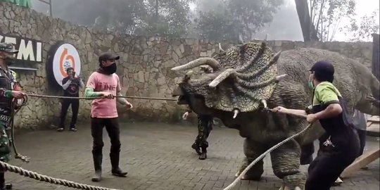 Banyak yang Mengira Hewan Purba Asli Sampai Dikawal TNI, Ternyata 'Jurassic Prank'