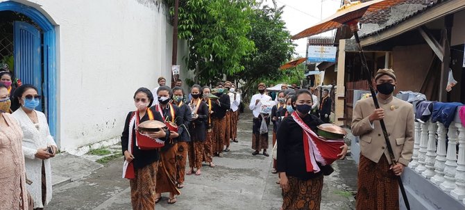 keraton kasunanan surakarta hadiningrat gelar upacara sesaji mahesa lawung