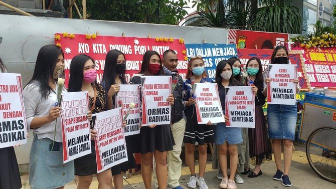 aksi sejumlah perempuan dukung polisi