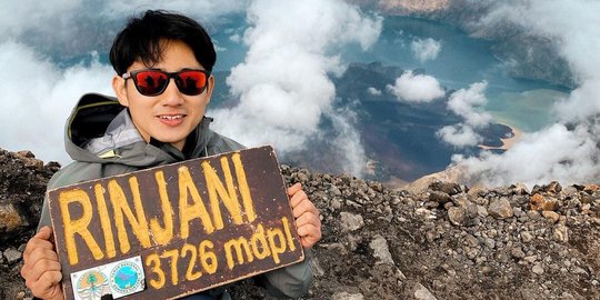4 Potret Kenny Austin Pemain FTV 3xtraOrdinary saat Naik Gunung, Curi Perhatian