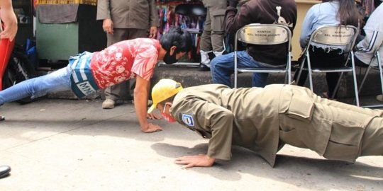 Jaring 62 Pelanggar Prokes, Kepala Satpol PP Kota Bandung Juga Ikut Lakukan Push Up