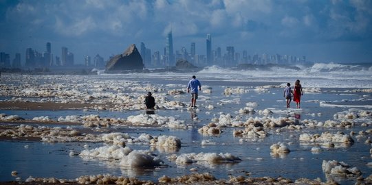 Dihantam Badai, Pantai di Australia Dipenuhi Busa