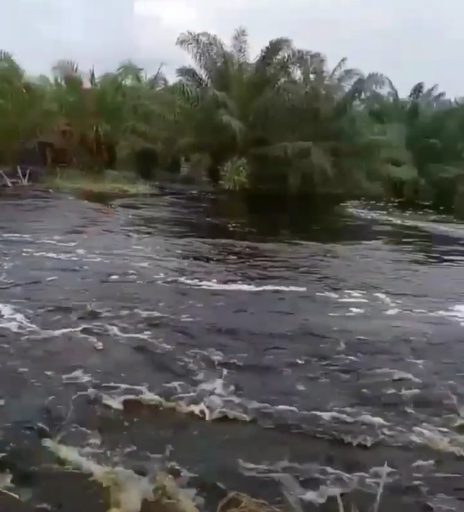 sudah sebulan desanya terendam banjir kades di asahan ini nangis minta bantuan