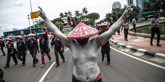 Aksi Buruh Tolak Omnibus Law di Patung Kuda