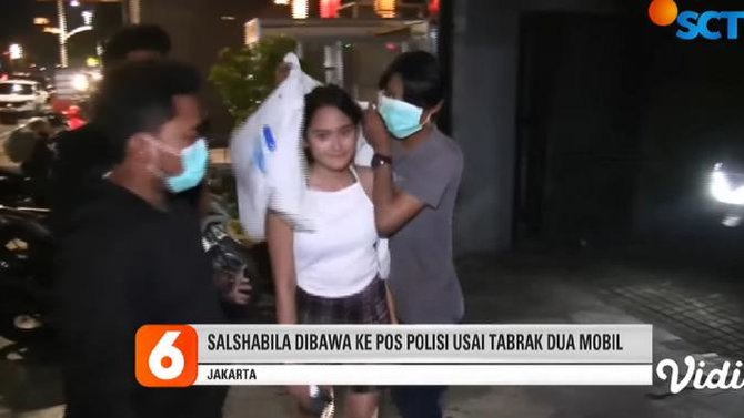 salshabilla adriani tabrak mobil