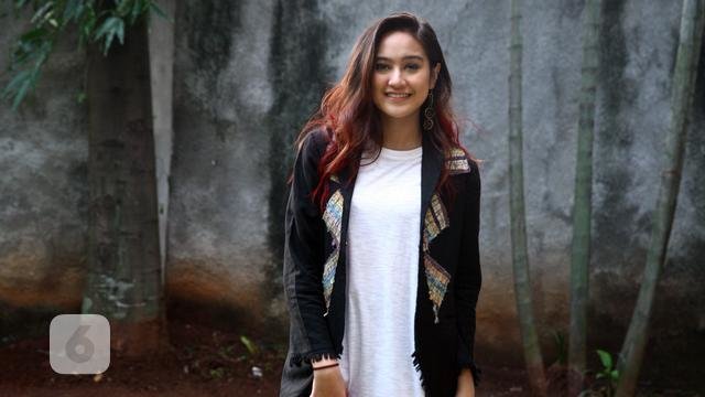 salshabilla adriani tabrak mobil