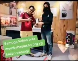 pria ini lakukan hal tak terduga saat istri ke toilet mall