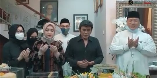 Rhoma Irama Ultah ke-74 Tahun, Ricca Rachim Beri Kecupan Mesra