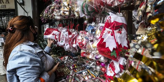 Pernak Pernik Natal di Pasar Asemka