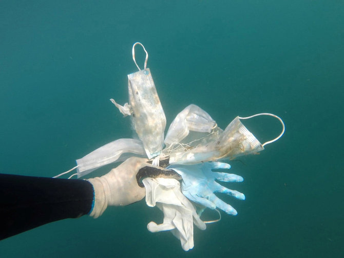 sampah masker di laut mediterania
