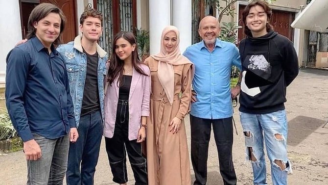 dia bukan manusia
