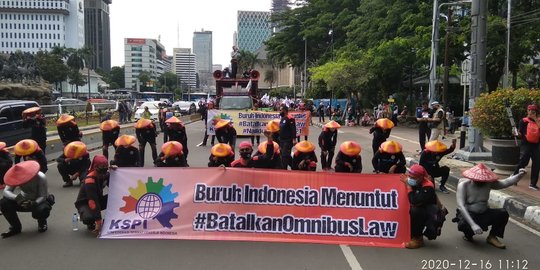 Gelar Demo di Gedung MK, Buruh Minta MK Batalkan UU Cipataker & Naikkan UMSK 2021