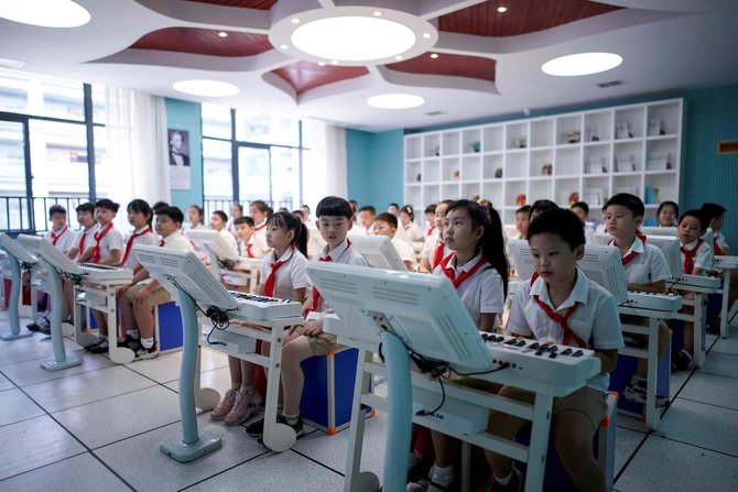 aktivitas murid sd di wuhan saat mengikuti kegiatan belajar mengajar