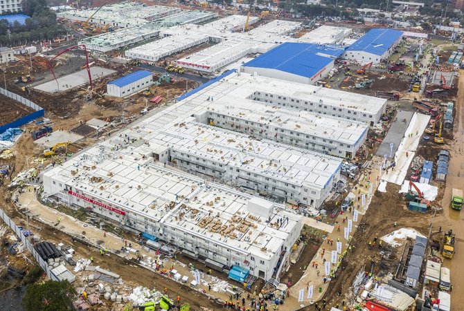 suasana pembangunan rumah sakit darurat virus corona berkapasitas 1000 ranjang pasien di wuhan