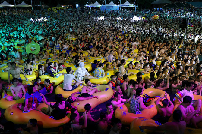 ribuan warga wuhan saat memadati sebuah acara festival musik di kolam renang