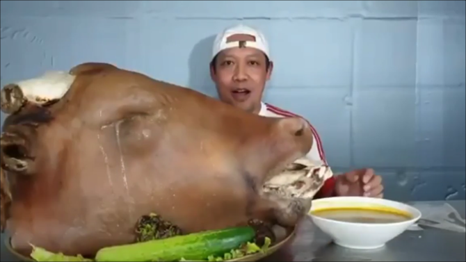 menu kepala sapi utuh dimakan di restoran