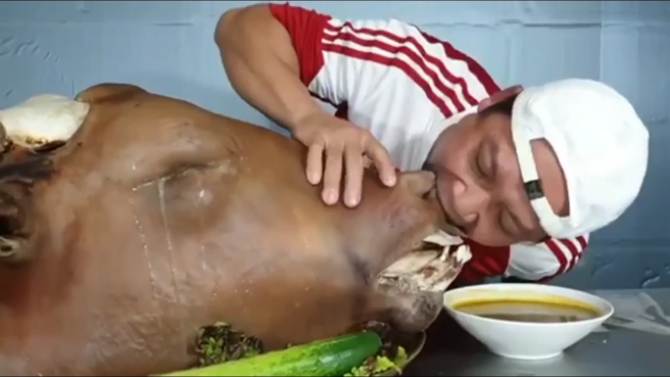 menu kepala sapi utuh dimakan di restoran