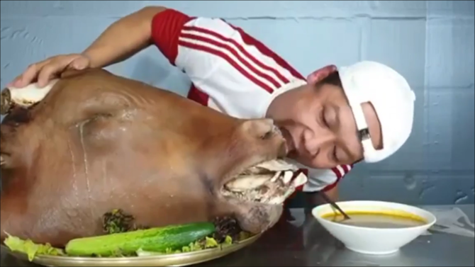 menu kepala sapi utuh dimakan di restoran