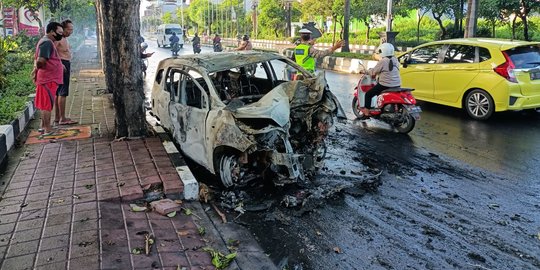 Hilang Kendali, Mobil Dikendarai Pelajar di Bali Tabrak Pohon, Mobil Hangus