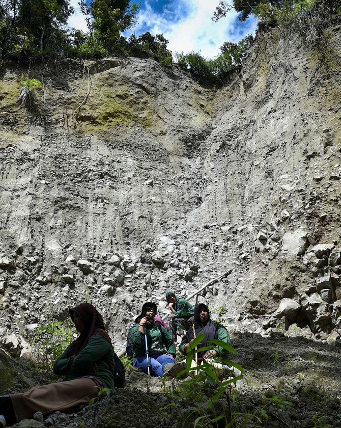 mpu uteun beristirahat di sela sela berpatroli dua kali sebulan mereka menjelajahi hutan selama lima hari untuk sekali bertugas